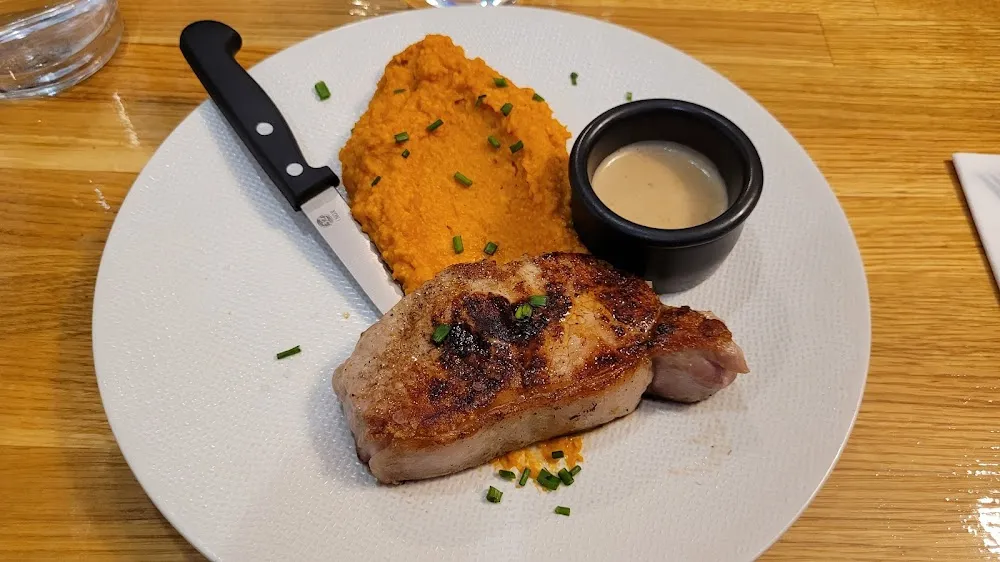 Côté de Veau Polenta À la Tomate Crème de Moutarde